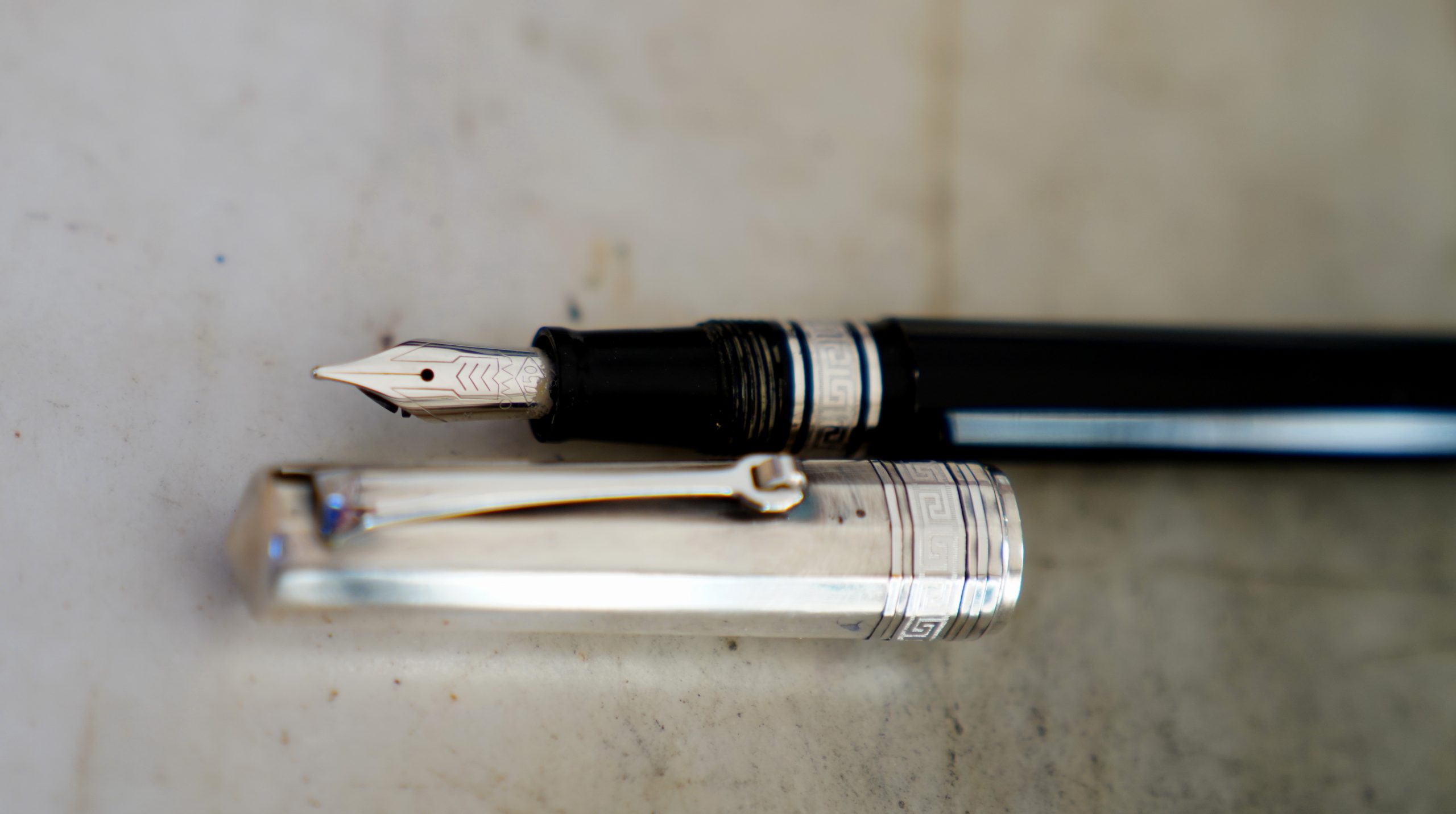 STYLO PLUME OMAS PARAGON DOUE RESINE NOIRE & ARGENT MASSIF 925 - PLUME OR MASSIF 18 CARATS