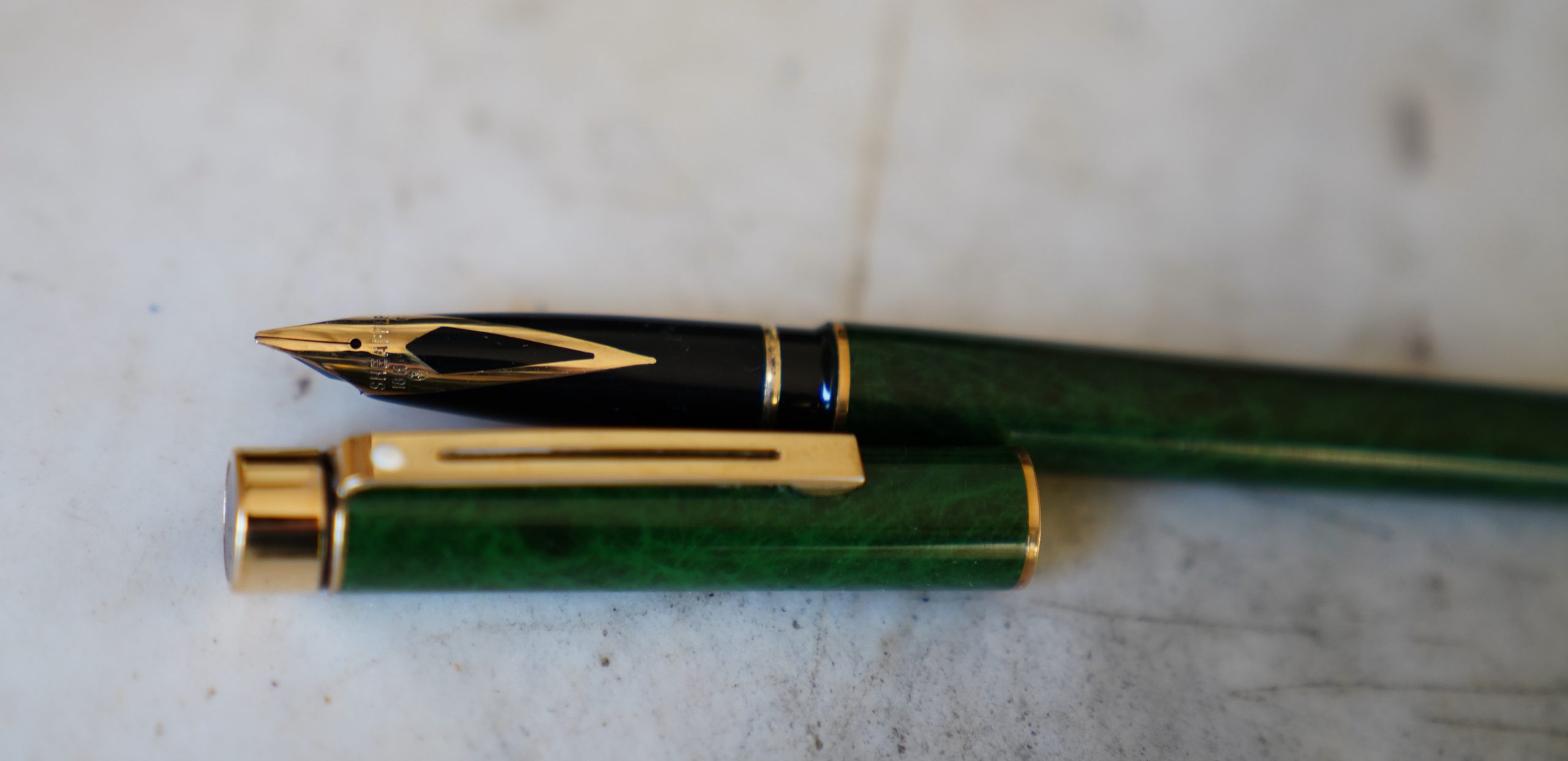 STYLO PLUME SHEAFFER TARGA EN LAQUE VERTE MARBREE - PLUME EN MASSIF OR 18 CARATS – Image 2