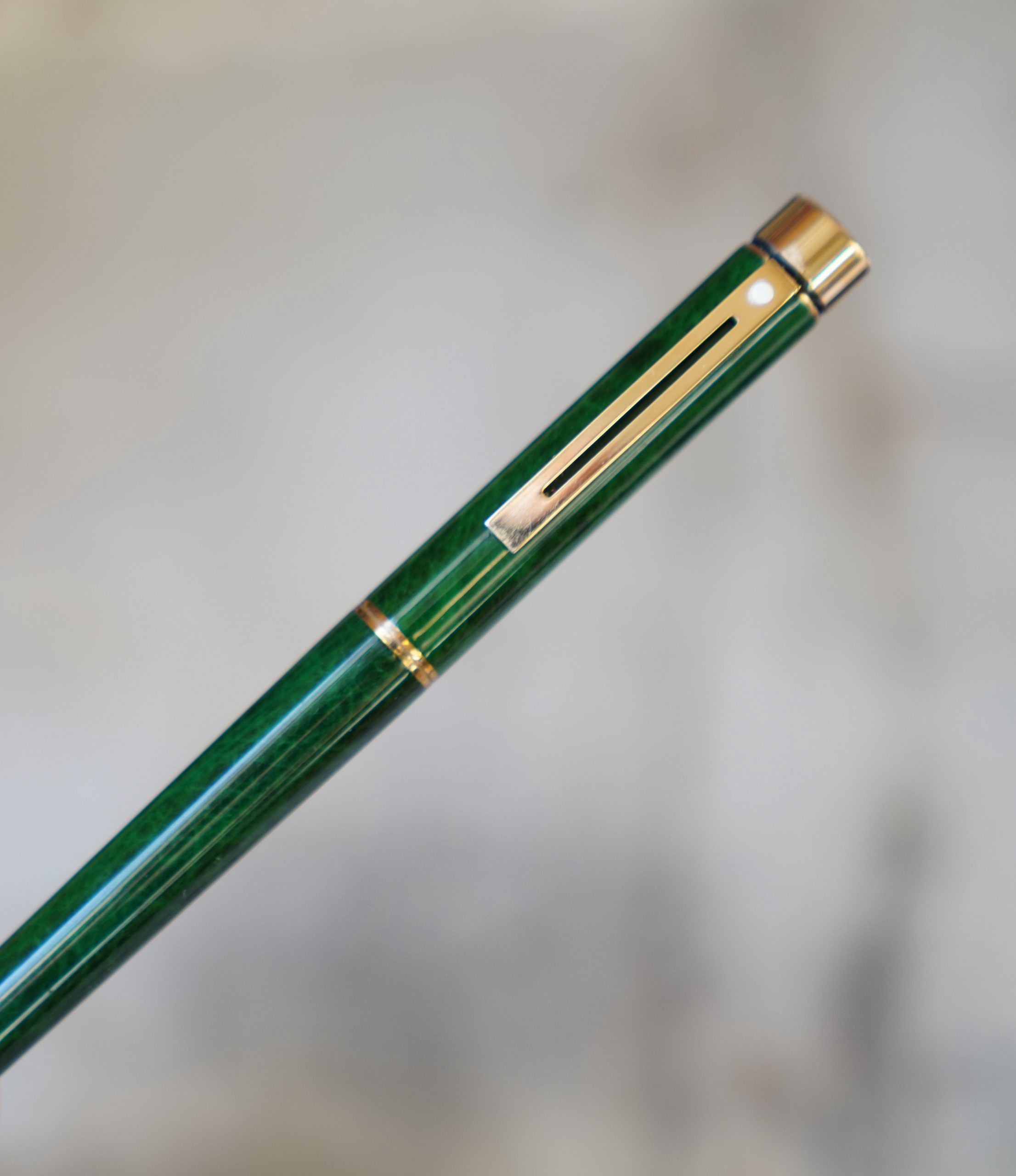 STYLO PLUME SHEAFFER TARGA EN LAQUE VERTE MARBREE - PLUME EN MASSIF OR 18 CARATS