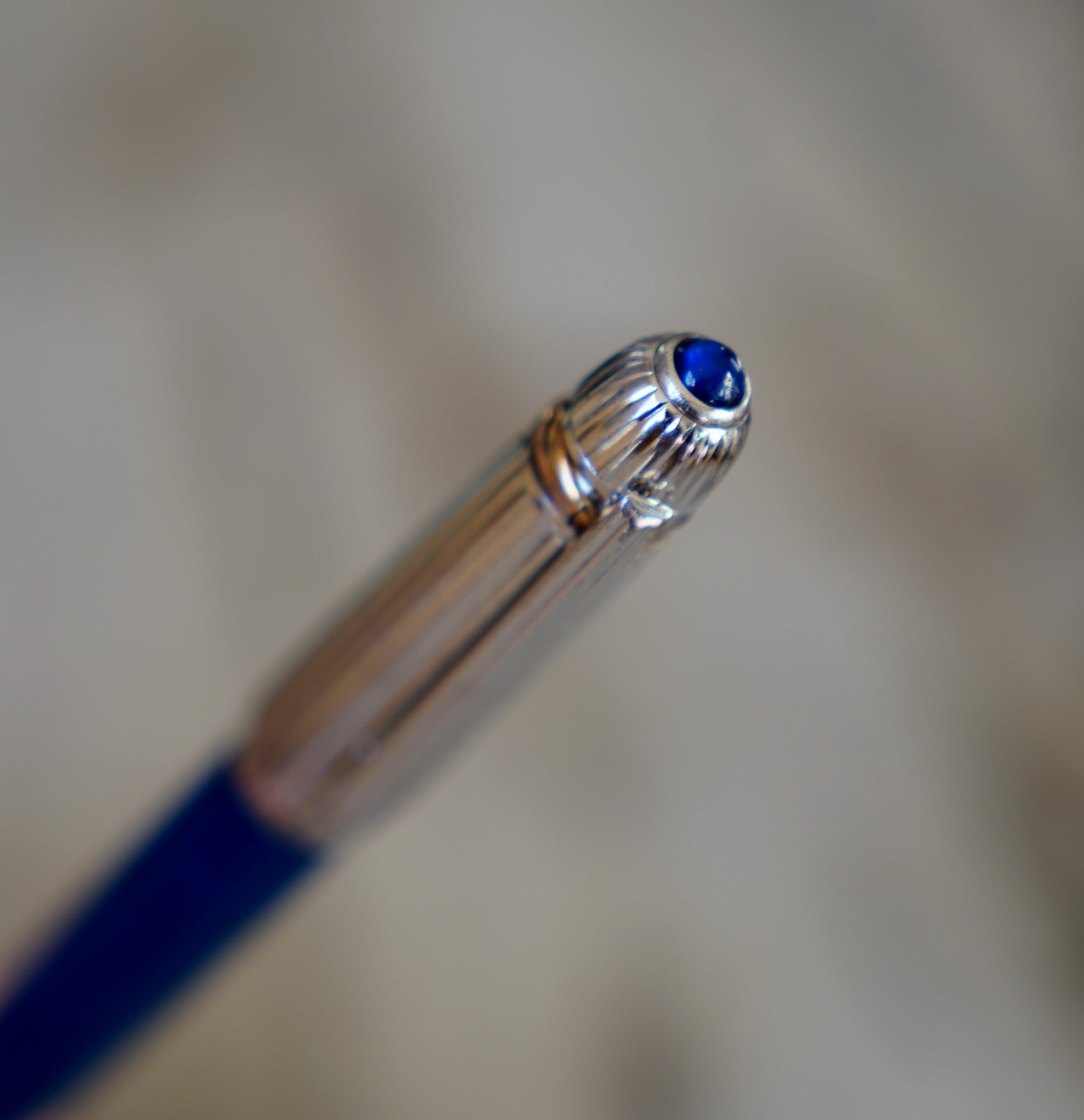 STYLO ROLLER CARTIER PASHA LAQUE BLEU & PL. ARGENT GODRONS - CABOCHON BLEU