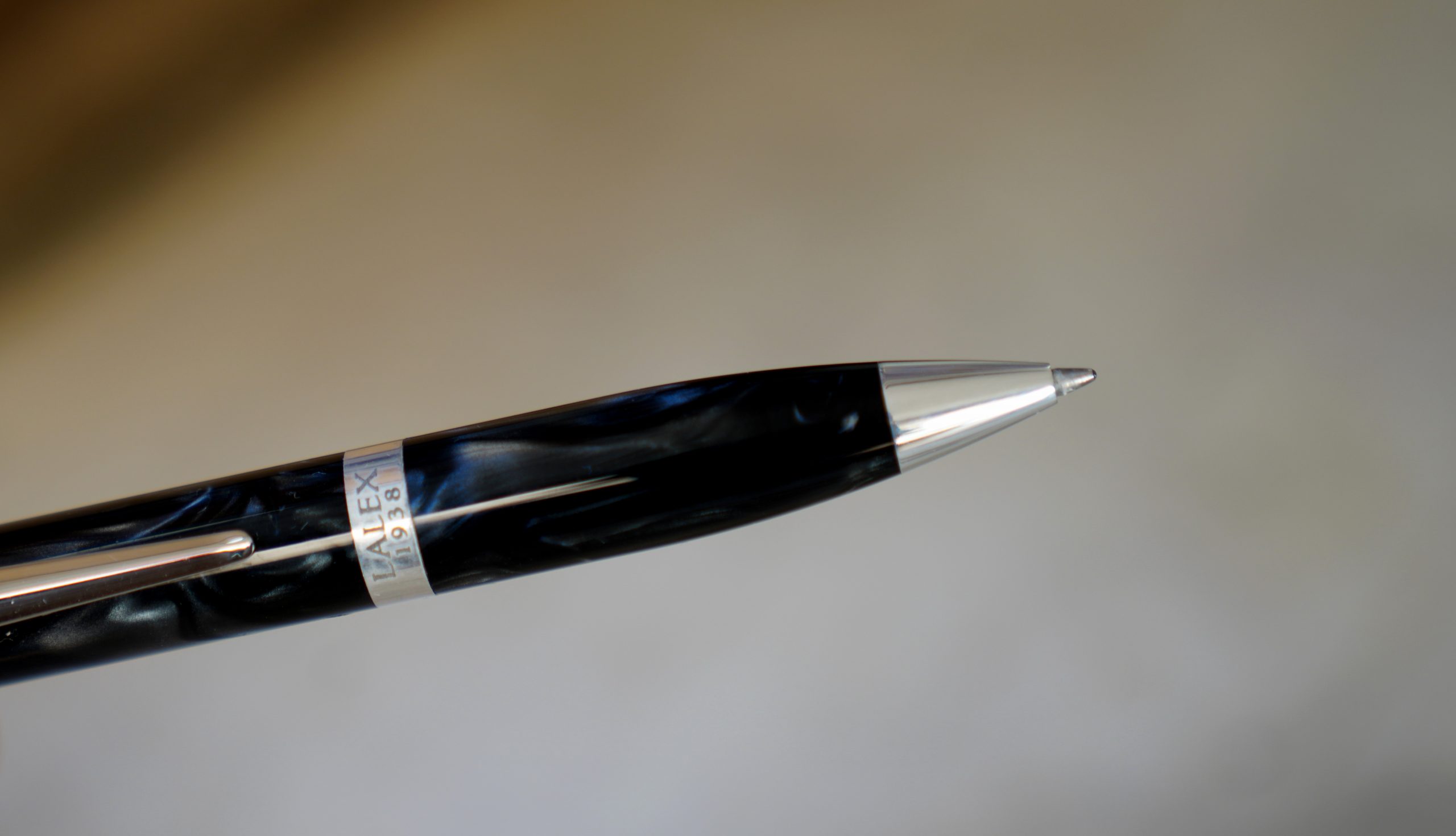 STYLO BILLE LALEX 1938 EN RESINE ANTHRACITE MARBRE & CHROME - 114 MM – Image 2