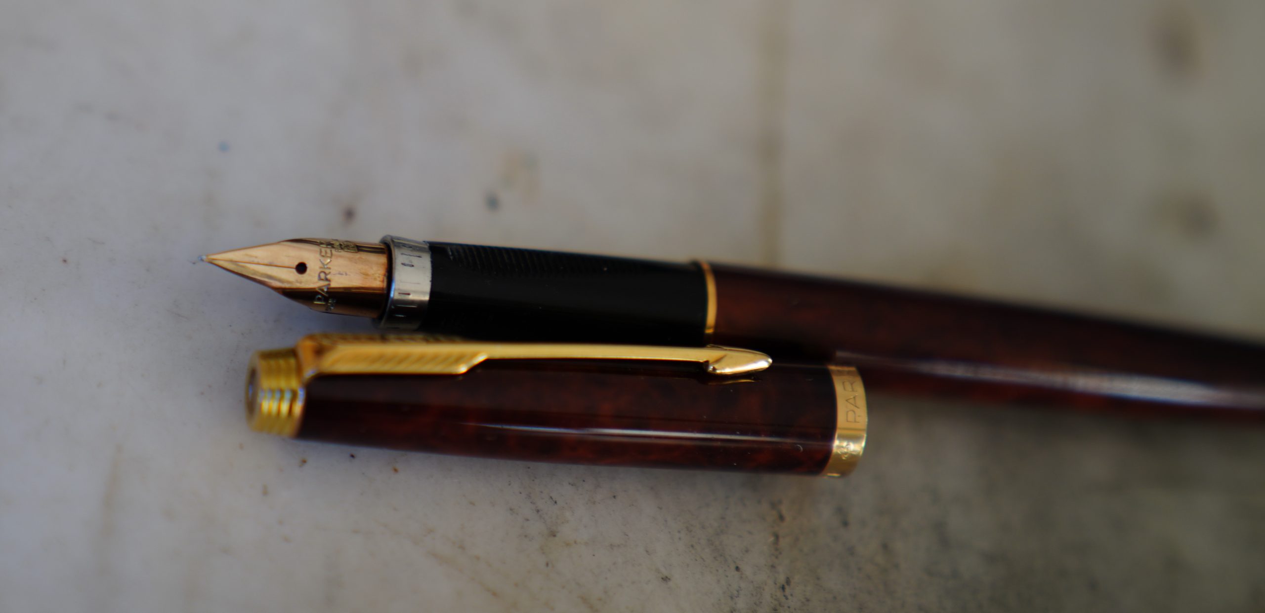 STYLO PLUME PARKER 75 LAQUE THUYA - PLUME OR MASSIF 14 CARATS - EXTRA FINE