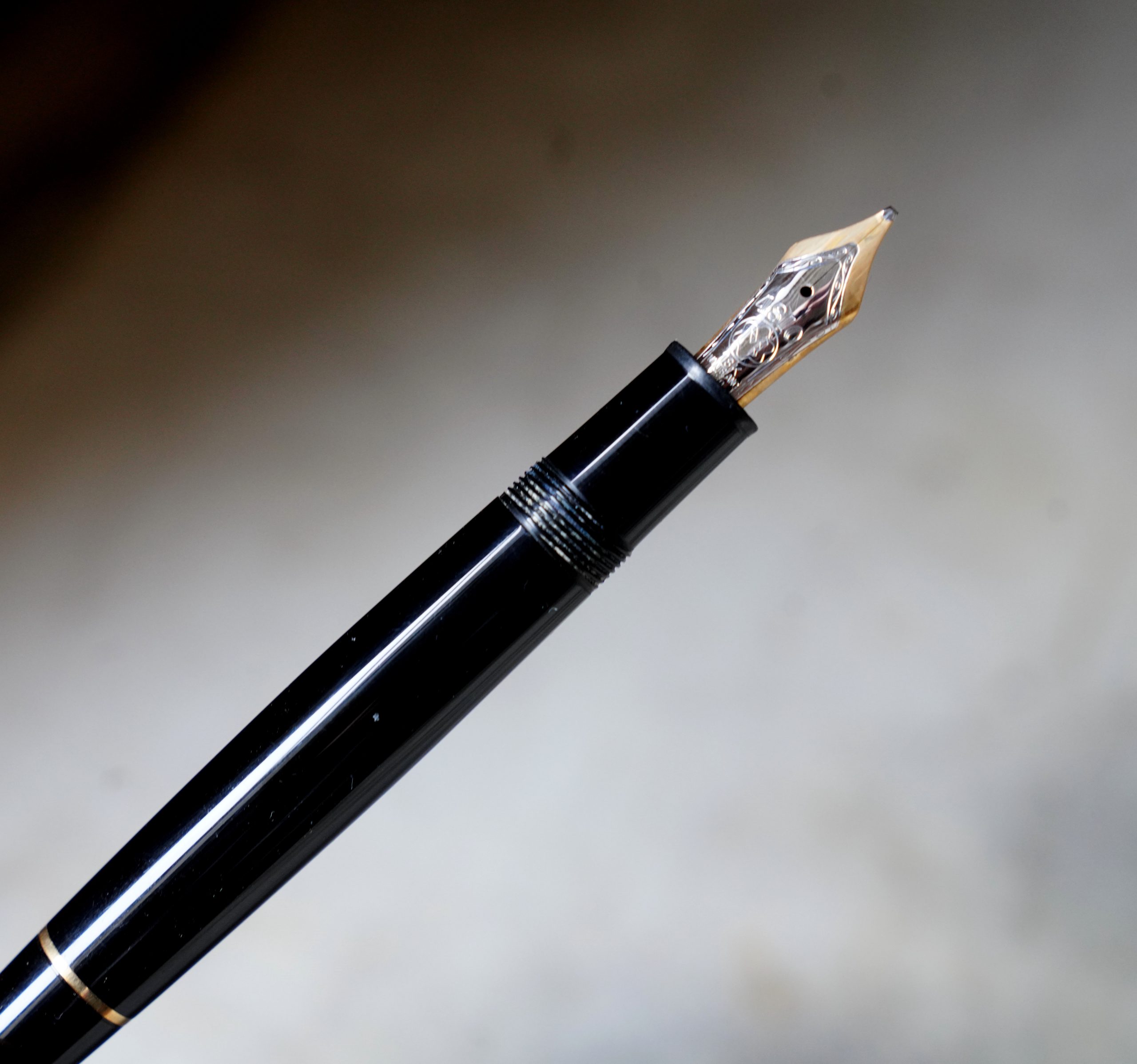 STYLO PLUME MONTBLANC MEISTERSTÜCK 147 TRAVELLER + ETUI - PLUME OR 18 K - LARGE