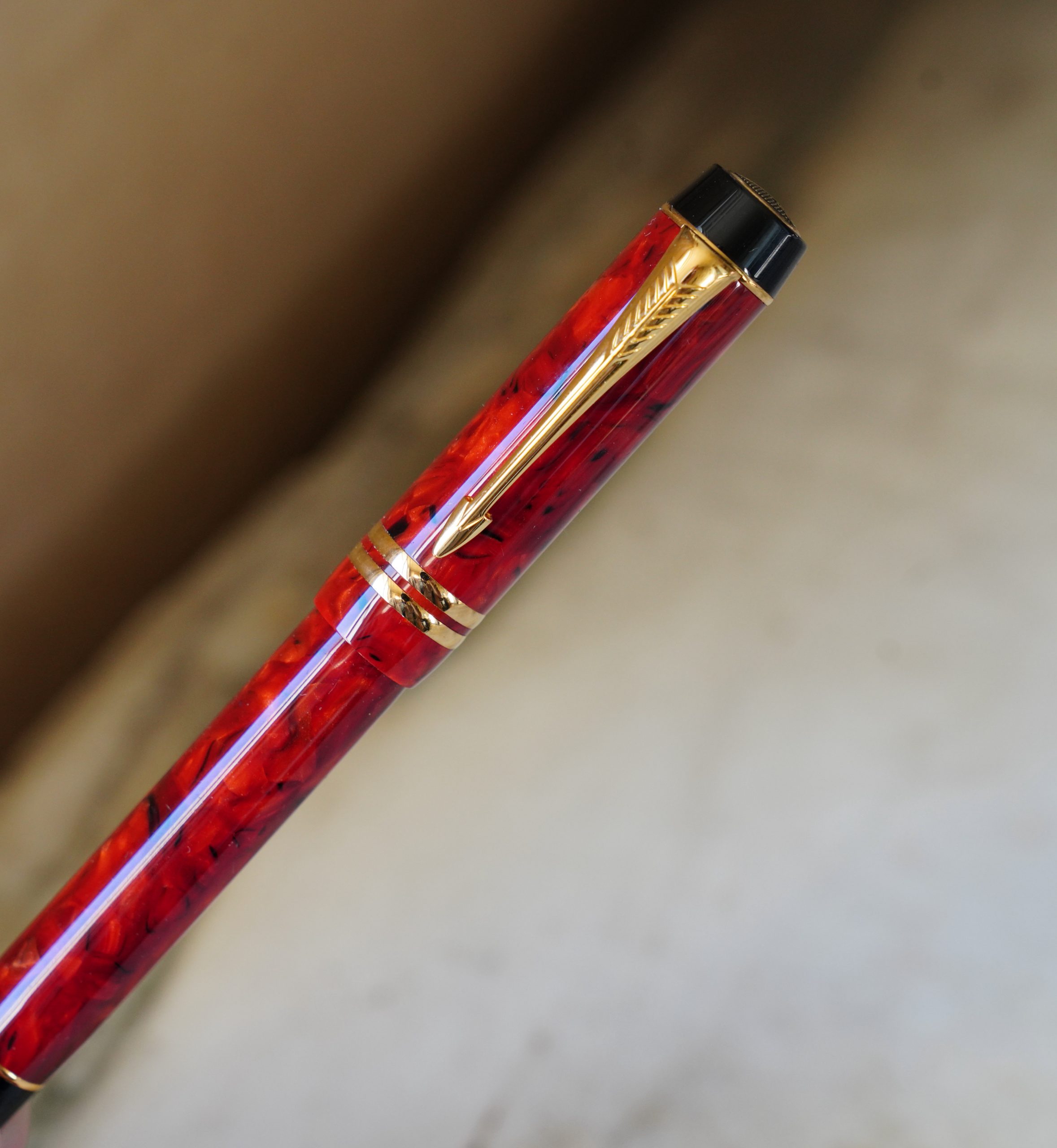 STYLO PLUME PARKER DUOFOLD CENTENNIAL RESINE ROUGE MARBREE - PLUME OR 18 CARATS – Image 2