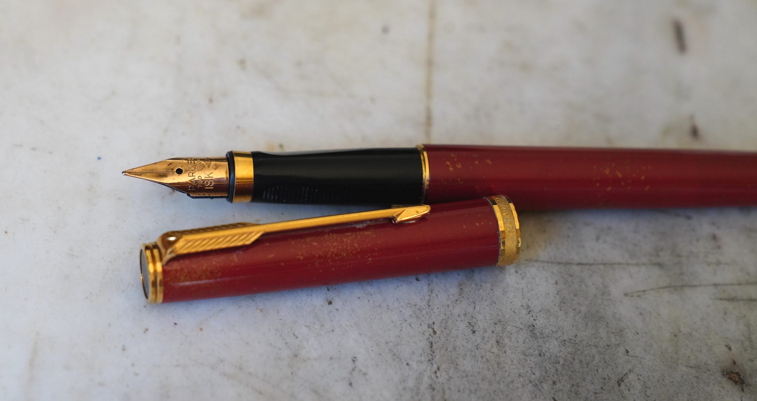 STYLO PLUME PARKER PREMIER - LAQUE ROUGE POUSSIERE D'OR - PLUME OR MASSIF 18 CTS – Image 2