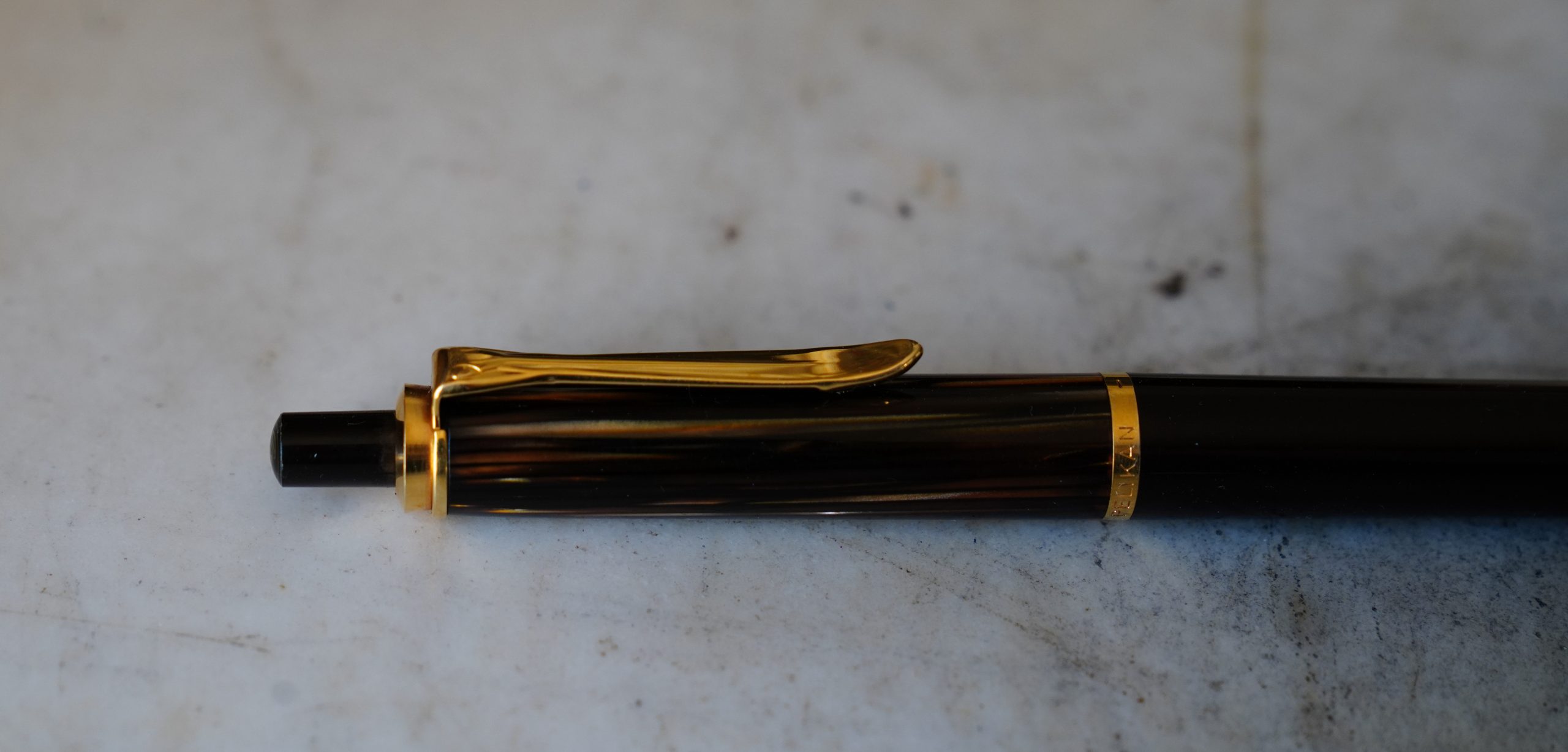 STYLO BILLE PELIKAN EN RESINE NOIRE - ECAILLE BRUNE & PL. OR 18 CARATS – Image 2