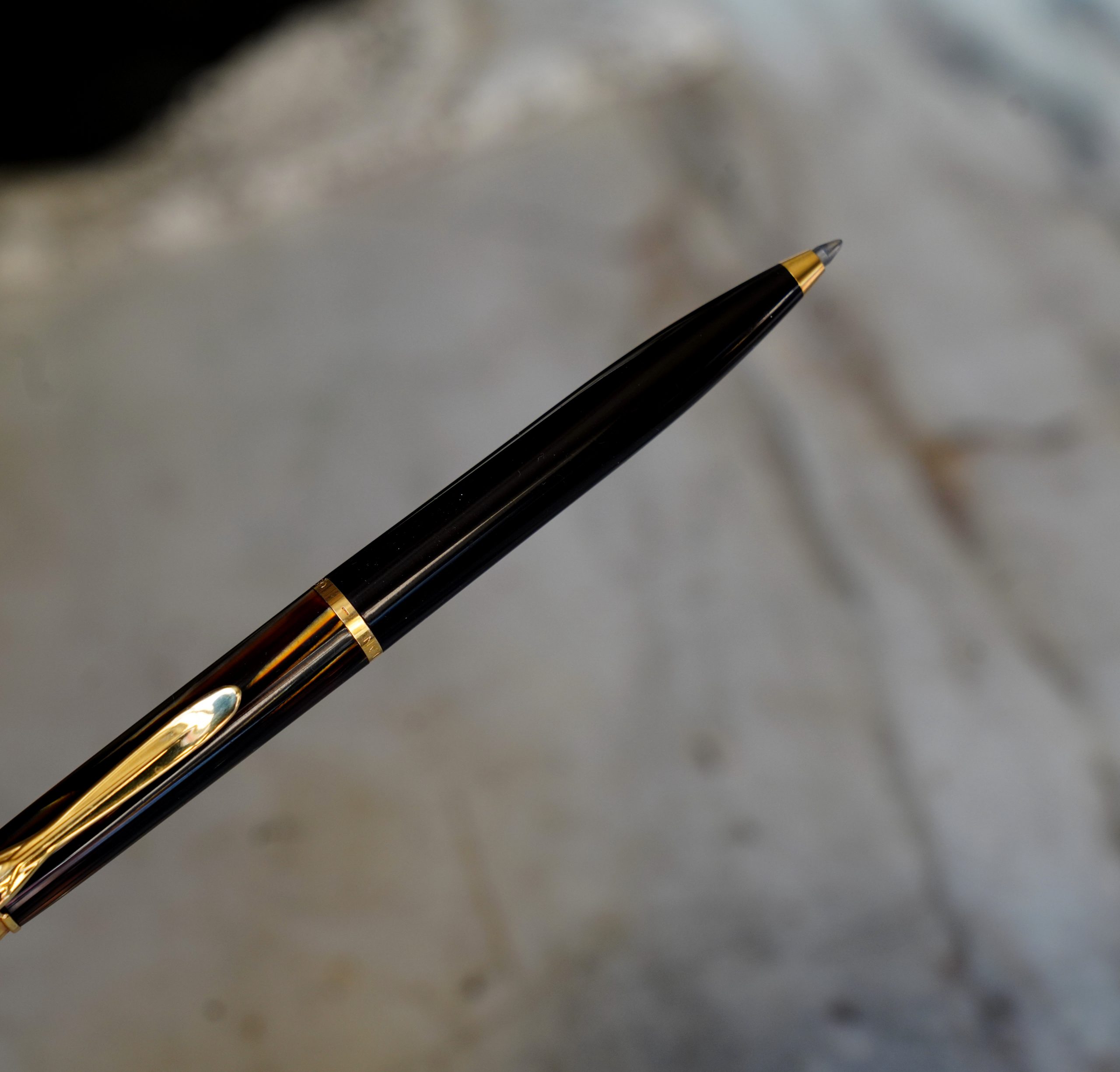 STYLO BILLE PELIKAN EN RESINE NOIRE - ECAILLE BRUNE & PL. OR 18 CARATS