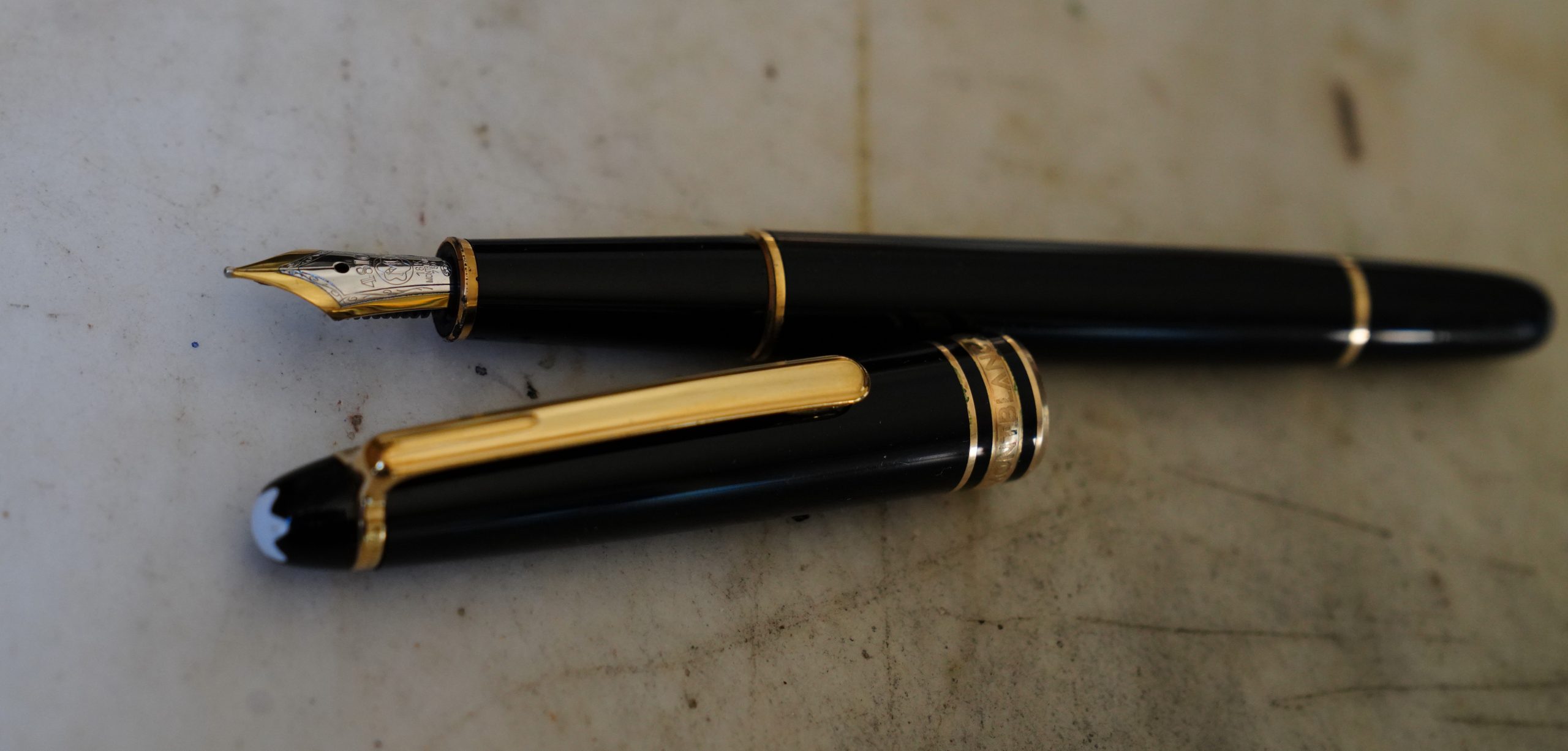 STYLO PLUME MONTBLANC MEISTERSTÜCK RESINE NOIR- PLUME OR MASSIF 18 CARATS