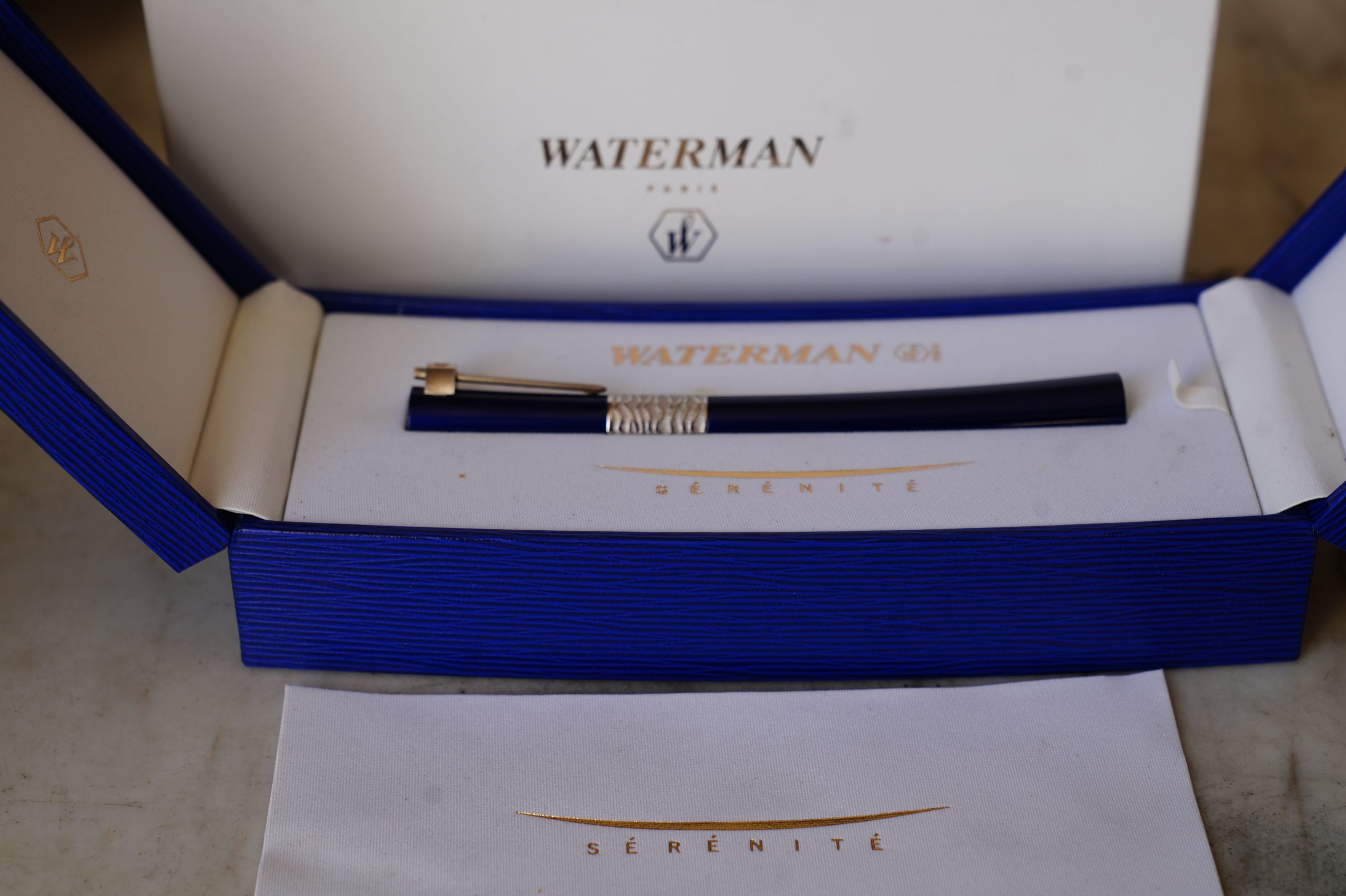 STYLO PLUME WATERMAN SERENITE EN LAQUE BLEUE & ARGENT MASSIF 925 - PLUME OR MASSIF 18 CARATS – Image 2