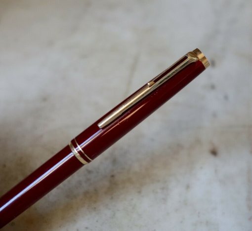 Stylo bille Montblanc en résine bordeaux & pl.or 18 cts - version a levier