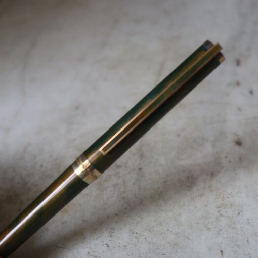Stylo plume S.T Dupont laque de Chine vert poussière d'or vermeil - plume en or 18k