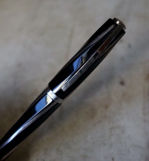 Stylo bille Visconti Divina en lucite noire torsadée