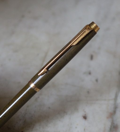 Stylo Bille Parker 75 en laque brune finition granit & plaqué or