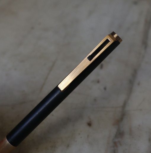 Stylo bile Montblanc à levier en resine noire & plaqué or - finition brossée