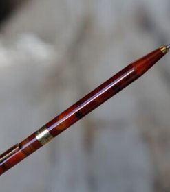 Image d'un stylo bille St-Dupont en laque rouge.