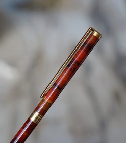 Image d'un stylo bille St-Dupont en laque rouge.