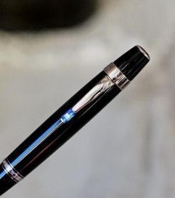 Un stylo bille Montblanc bohème noir.