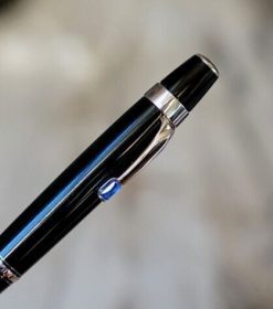 Un stylo bille Montblanc bohème noir.