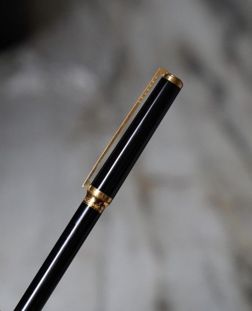 STYLO BILLE S.T. DUPONT MONTPARNASSE EN LAQUE DE CHINE NOIRE & PL. OR Suivi par 1 personnes en 24 heures
