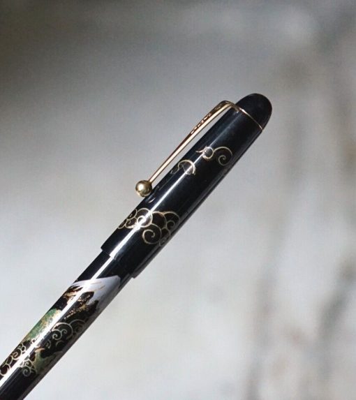 STYLO PLUME NAMIKI EN RESINE DECOR DE MONTAGNE DRAGONS ET NUAGES - PLUME OR 14k