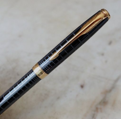 STYLO BILLE PARKER SONNET LAQUE GRIS INTENSE & PL. OR - FINITION QUADRILLEE