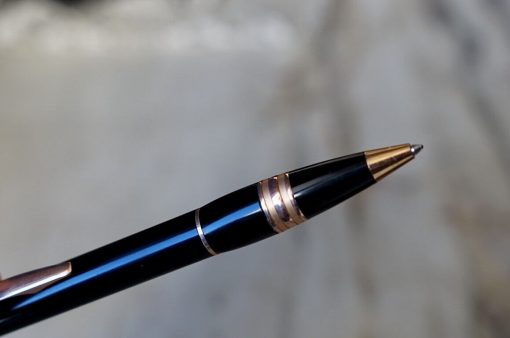 STYLO BILLE MONTBLANC STARWALKER EN RESINE NOIRE- FINITION PL. OR ROSE