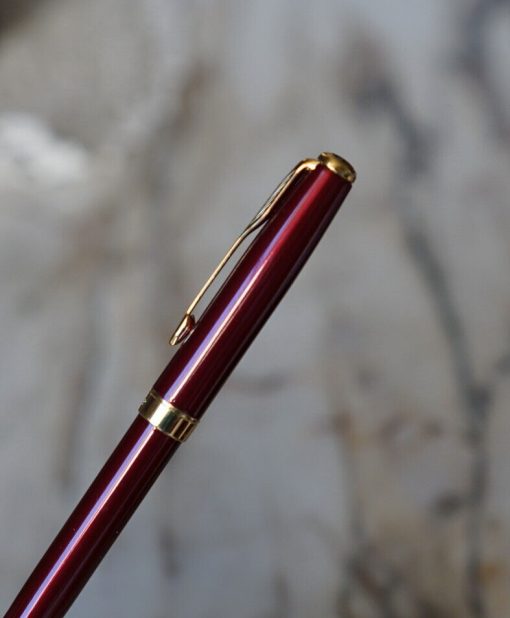 STYLO BILLE PARKER SONNET EN LAQUE ROUGE METALLISEE & PL. OR 18 CARATS