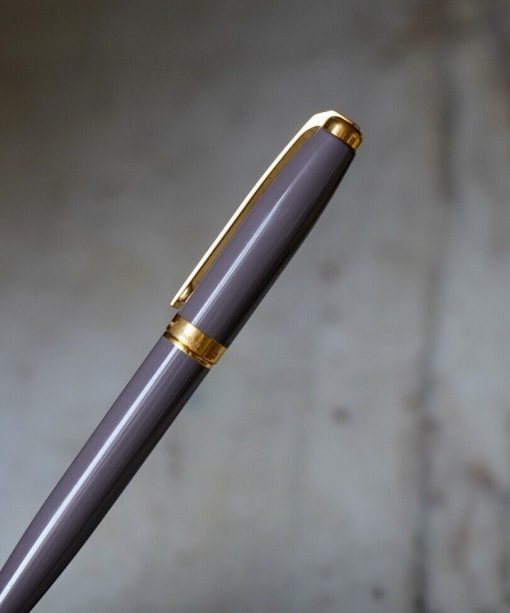 STYLO BILLE S.T. DUPONT FIDELIO EN LAQUE BRUNE - ATTRIBUTS PLAQUE OR 18 K