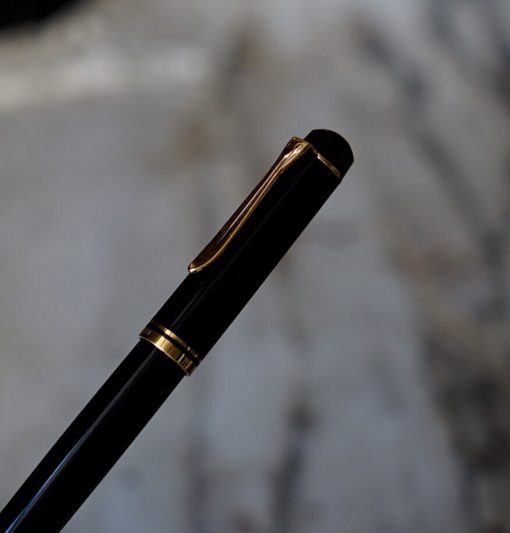 STYLO PLUME PELIKAN A POMPE EN RESINE NOIRE - PLUME MOYENNE