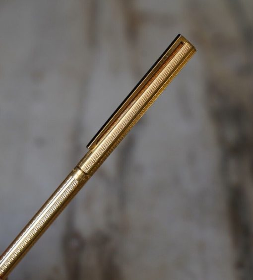 STYLO BILLE S.T. DUPONT PL. OR FINITION GUILLICHEE BANDES LISSES
