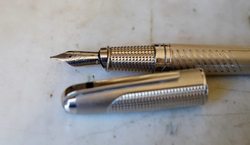 STYLO PLUME ST DUPONT JAMES BOND 007 ED. LIMITEE PALLADIUM - PLUME OR MASSIF 18K