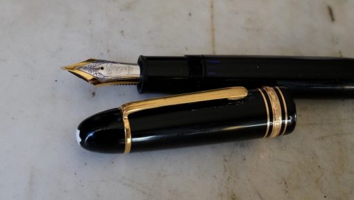 STYLO PLUME MONTBLANC MEISTERSTÜCK EN RESINE NOIRE - PLUME OR MASSIF 18 CARATS DE TAILLE MOYENNE