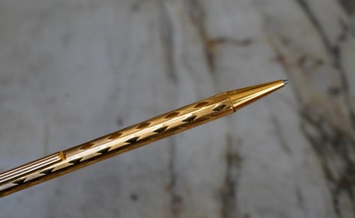 STYLO BILLE CARTIER MUST PLAQUE OR 18 CARATS - FINITION GUILLOCHEE AU MOTIF DE LOSANGES