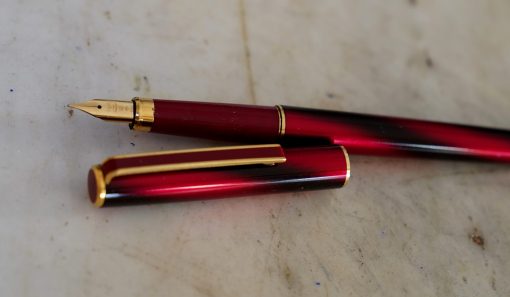 STYLO PLUME SAILOR EN LAQUE ROUGE IRISEE - PLUME OR MASSIF 18 CARATS - MODELE FIN & ELEGANT