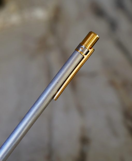 STYLO BILLE MUST DE CARTIER EN METAL BROSSE & PL. OR 18 CARATS