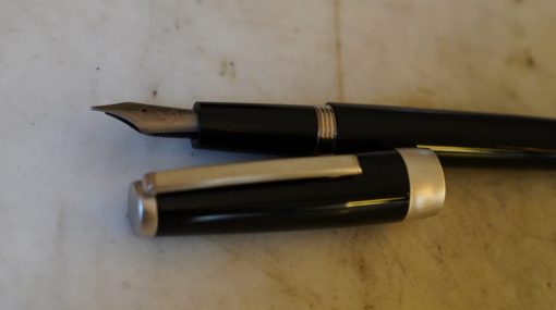 STYLO PLUME JACQUES HERBIN EN RESINE NOIRE - PLUME PLATINE FINE