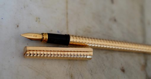 STYLO PLUME S.T. DUPONT PLAQUE OR ANNELE - PLUME OR MASSIF 18 CARATS