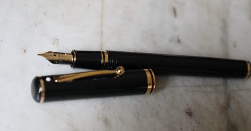STYLO PLUME SHEAFFER CONNAISSEUR EN RESINE NOIRE - PLUME EN OR MASSIF 18 CARATS