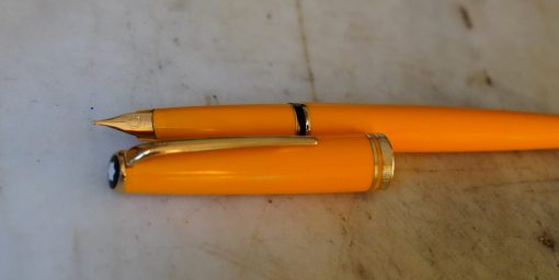 RARE STYLO PLUME MONTBLANC GENERATION EN RESINE ORANGE - PLUME EN OR MASSIF 14 CARATS