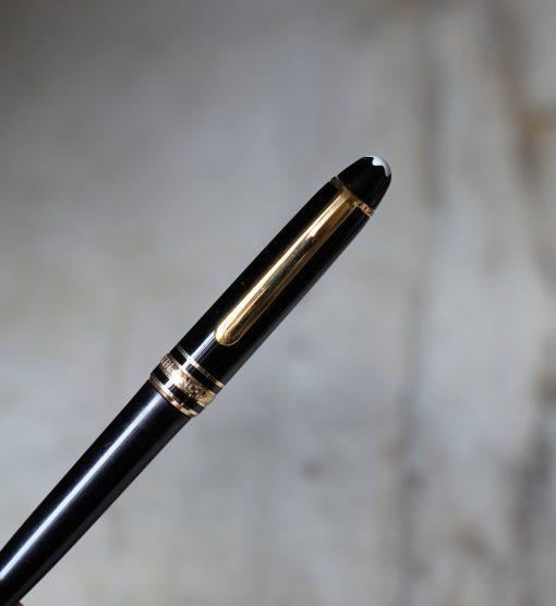 Vendez le vôtre CHARMANT STYLO BILLE MONTBLANC MEISTERSTÜCK MOZART RESINE NOIRE - FINITION PL. OR 18 CARATS