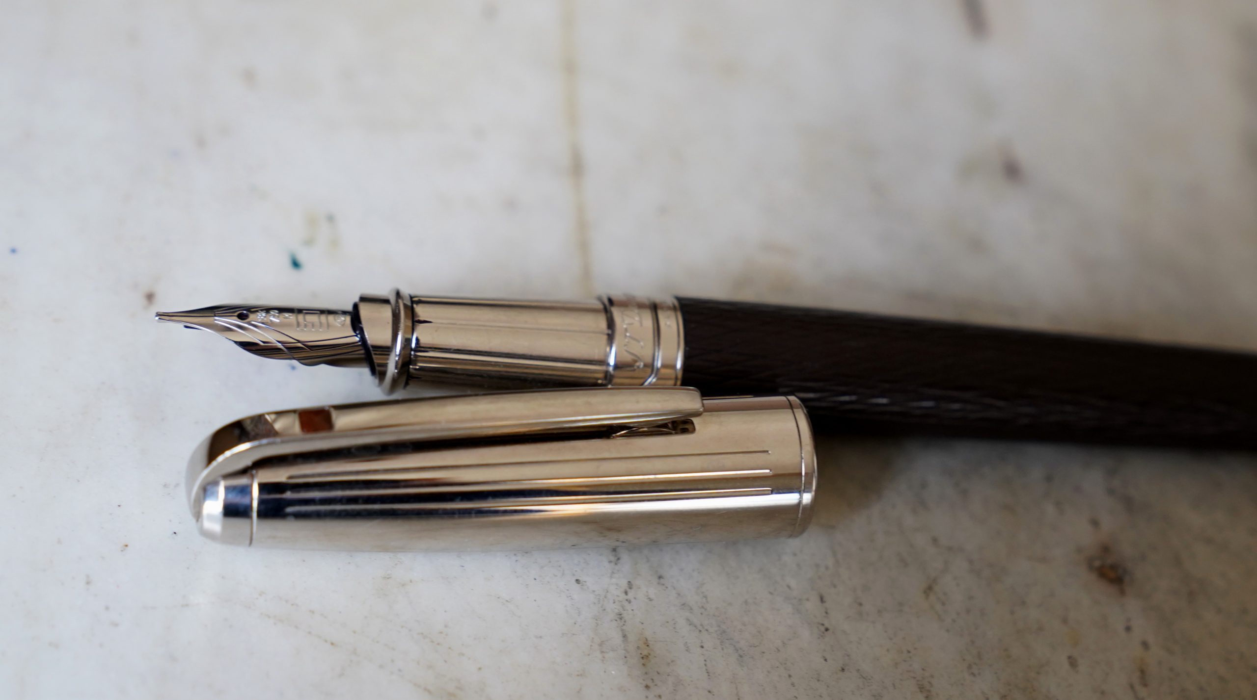 STYLO PLUME S.T. DUPONT OLYMPIO EN RESINE BOISEE & METAL - PLUME EN OR MASSIF 18 CARATS