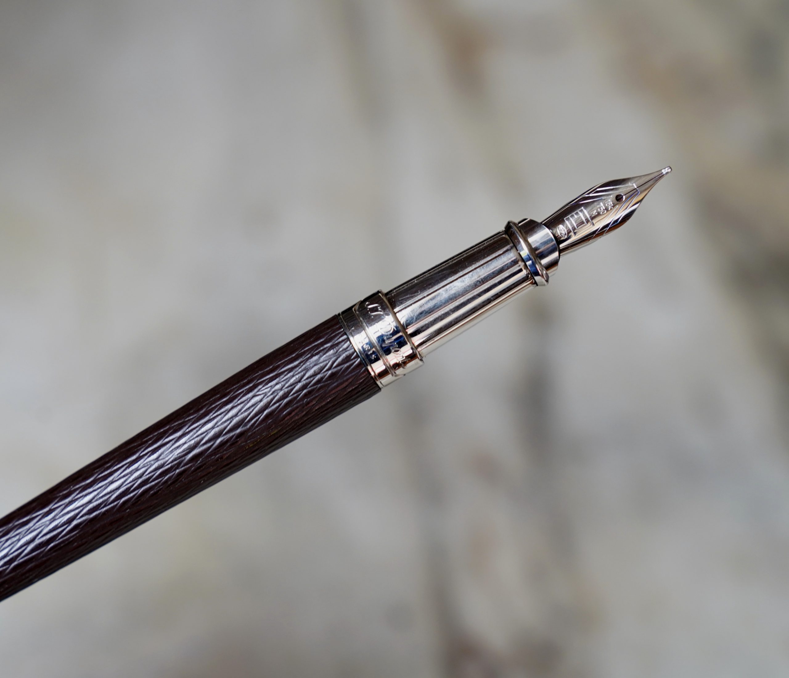 STYLO PLUME S.T. DUPONT OLYMPIO EN RESINE BOISEE & METAL - PLUME EN OR MASSIF 18 CARATS – Image 2