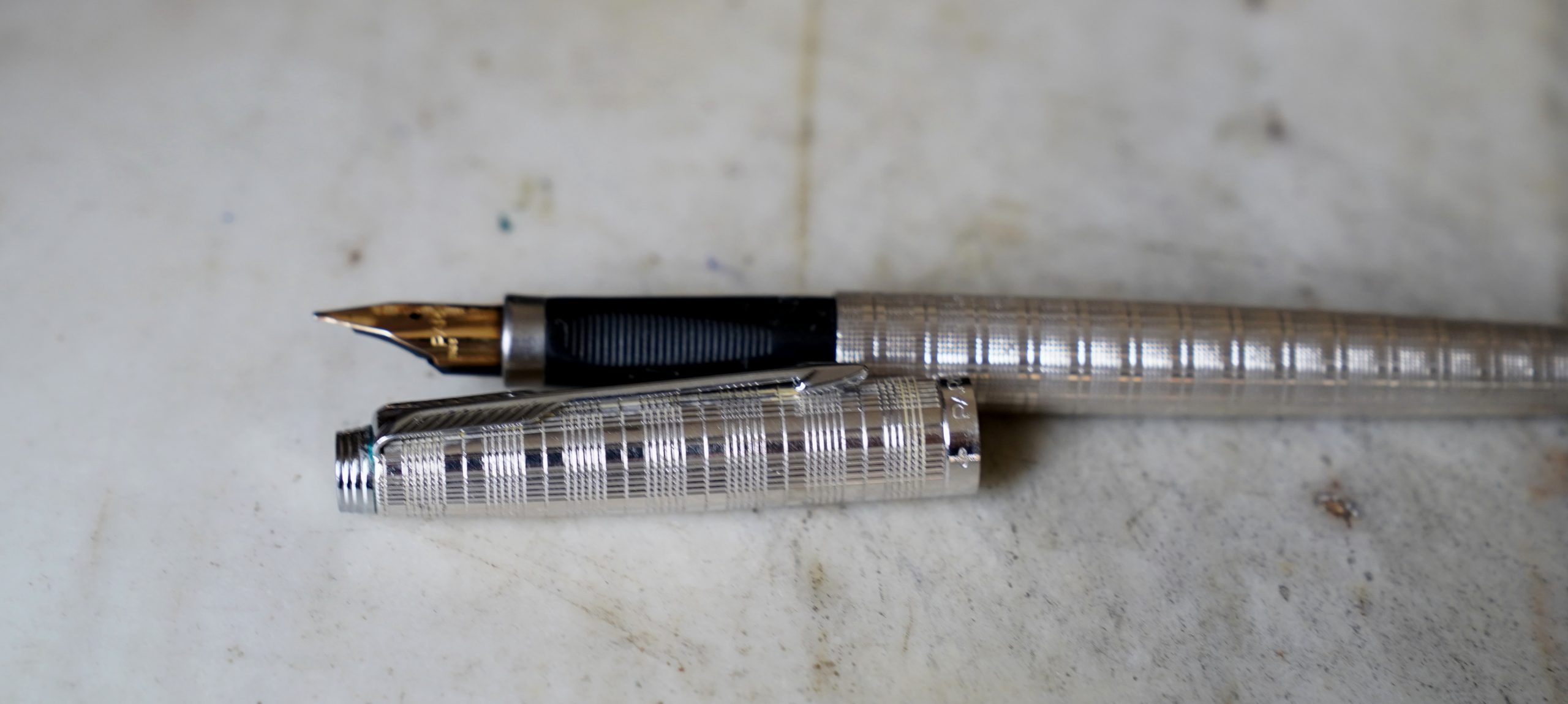 STYLO PLUME PARKER 75 PL. ARGENT PRINCE DE GALLES - PLUME EN OR MASSIF 18 CARATS