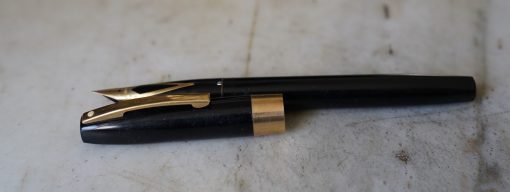 STYLO PLUME SHEAFFER EN RESINE NOIRE- PLUME PL. OR EN FORME DE LOSANGE