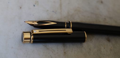 STYLO PLUME SHEAFFER TARGA EN LAQUE NOIRE - PLUME EN OR MASSIF 14 CARATS