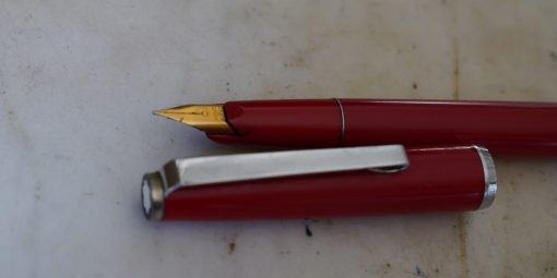 STYLO PLUME MONTBLANC EN RESINE ROUGE & CHROME - RARE VERSION DES ANNEES 1970