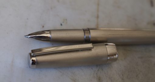 MAGNIFIQUE STYLO ROLLER A ENCRE JACQUES HERBIN - METAL PLATINE BROSSE - RARE