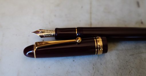 STYLO PLUME PILOT CUSTOM 742 EN RESINE BORDEAUX - PLUME EN OR MASSIF 14 CARATS