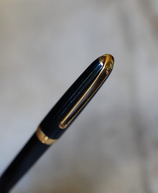 STYLO BILLE LOUIS CARTIER EN RESINE NOIRE & PL. OR - FINITION GODRONS