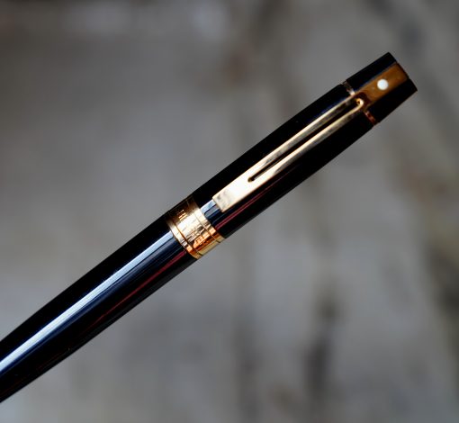 STYLO PLUME SHEAFFER 300 EN LAQUE NOIRE & METAL PL. OR - PLUME MOYENNE